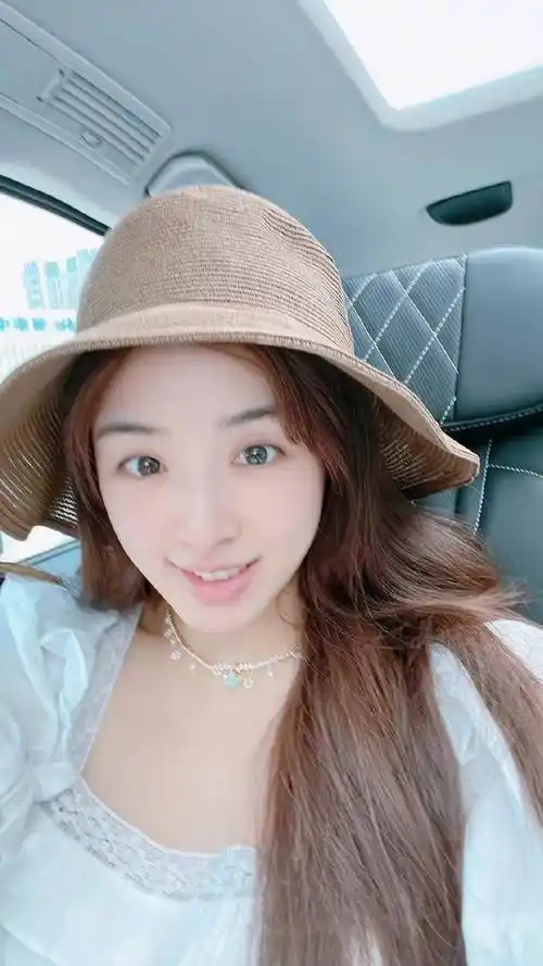 张含韵分享游玩照,素颜出镜状态超好,脖子上精致项链太抢镜_网友_小