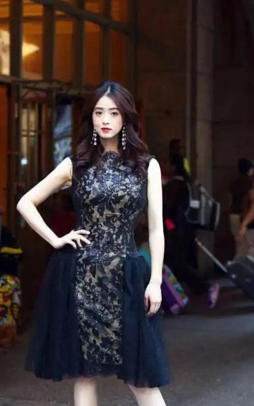 蒋欣目测得有130斤,穿刺绣裙还漏三角形细腰,上身效果惊艳富态|穿搭