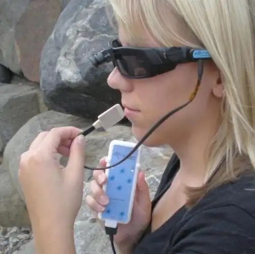 小斌斌佩戴的"电子眼"由一副装有微型摄像机的oakley(欧克利)运动太阳