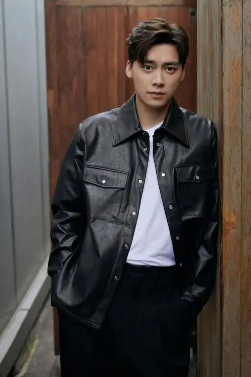 李易峰黑色皮衣慵懒帅气写真_李易峰帅气图片写真_三千图片网
