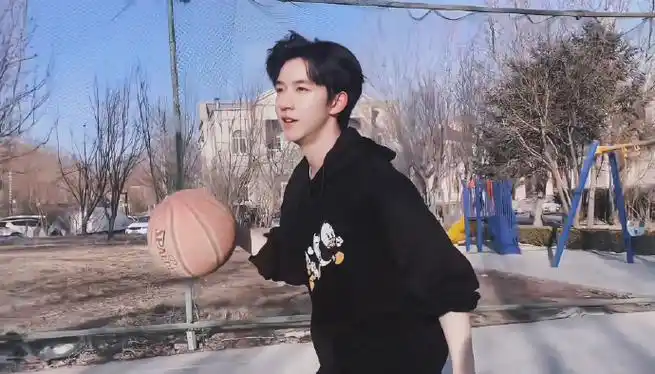 贺峻霖打篮球好帅##贺峻霖打篮球视频好帅