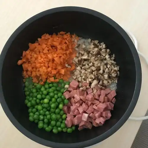 超简单的电饭煲焖饭每个人都可以学会