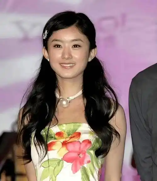 有种"整容"叫公司包装,鞠婧祎直接"换头",周笔畅判若两人_因为_赵丽颖