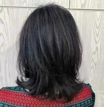 女生黑色卷发漂染发型图片