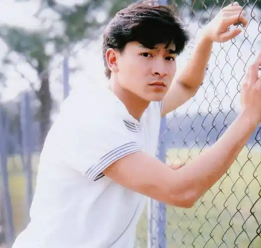 为了可以更加顺利地追求到林安琪,刘德华同样开始喜欢上了运动.