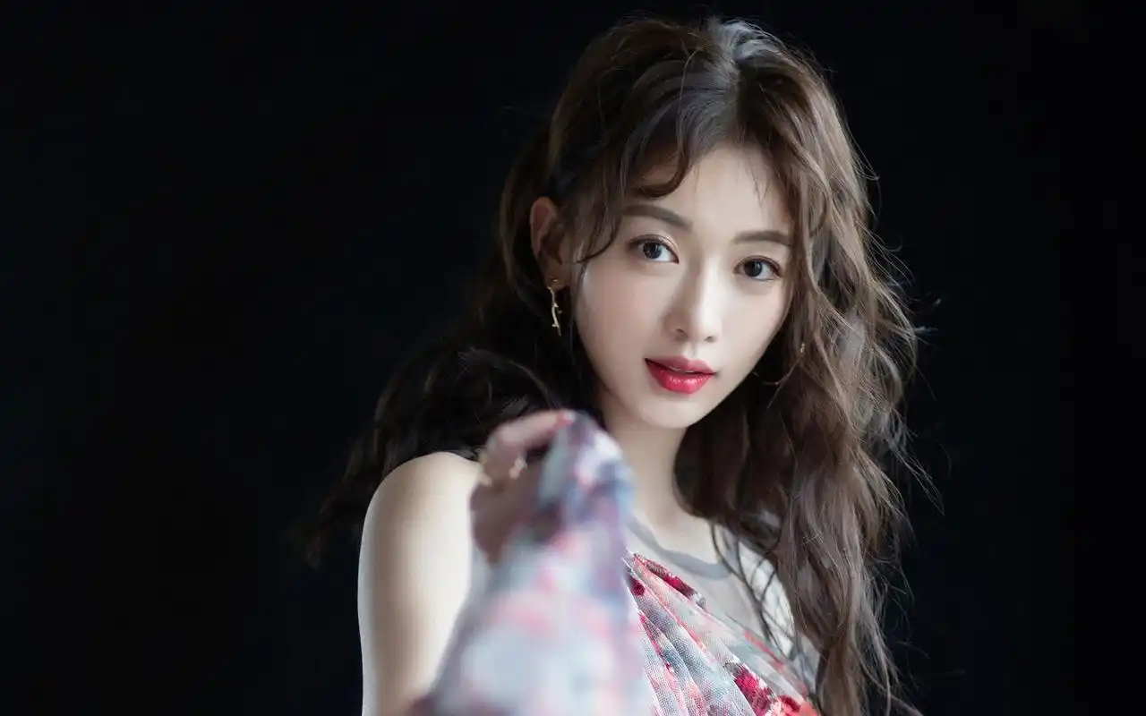 吴谨言性感动人写真桌面壁纸