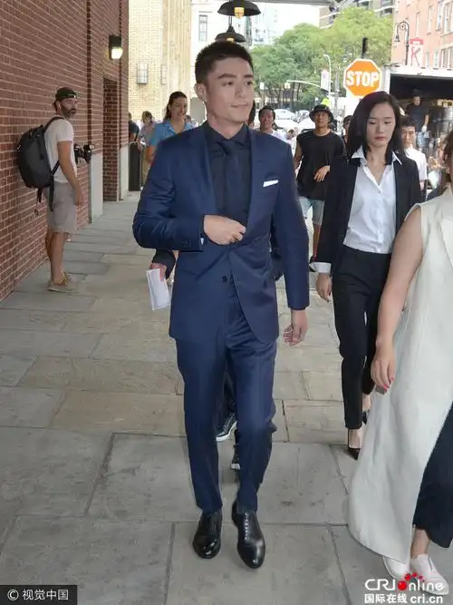 霍建华蓝色西装现身纽约 尽显成熟绅士魅力
