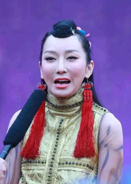 萨顶顶的"毁灭史",她的故事远比你想象得更恶劣