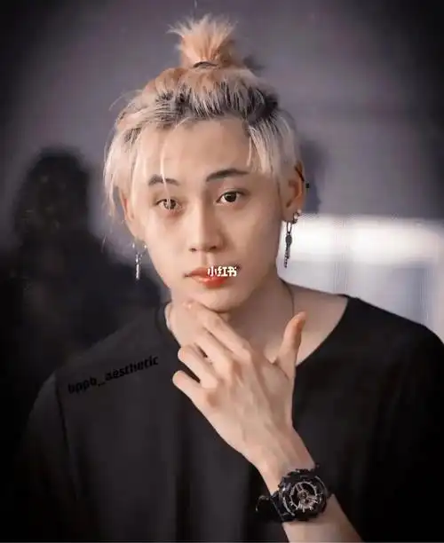 被两大武士头男人迷的神魂颠倒