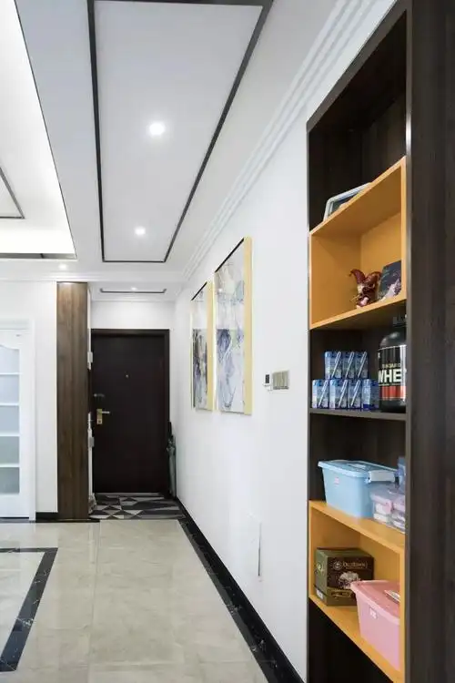 因为户型为横厅的结构,开间很大,玄关左侧的画框很好地处理了墙面的