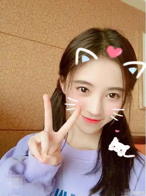 鞠婧祎送千万粉丝福利扎双马尾比耶眨眼贴纸可爱