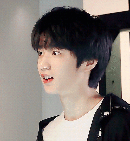 刘耀文可爱大放送自拍时嘟嘴是什么小可爱啊好想把奶丸子揣回家