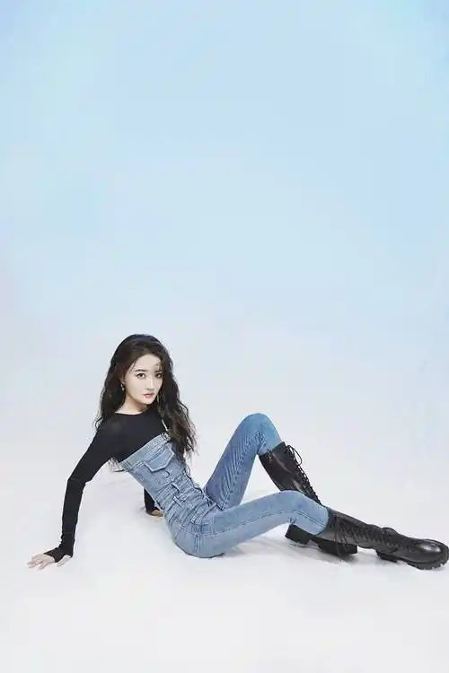 2021年10月16日,徐璐出席活动并拍摄一组写真.