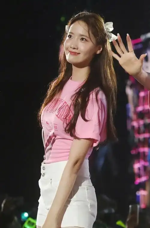 韩国女神林允儿花一般的纯净面孔不愧为少女时代的门面