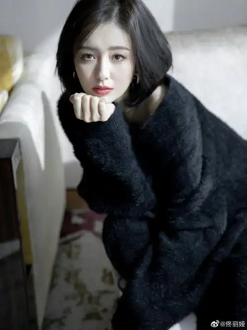 组图:佟丽娅短发造型拍写真温婉清冷 穿黑色居家服露香肩锁骨_高清