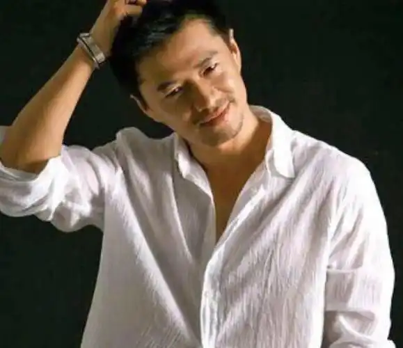 2008年,借着《士兵突击>的东风,段奕宏主演了反映国民党入缅作战的