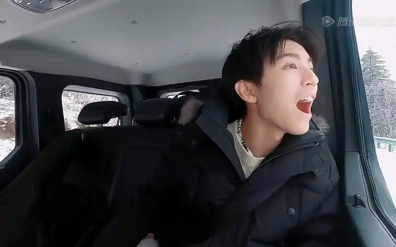 恰好是少年王俊凯说好不穿秋裤最后还是怂了保暖要紧