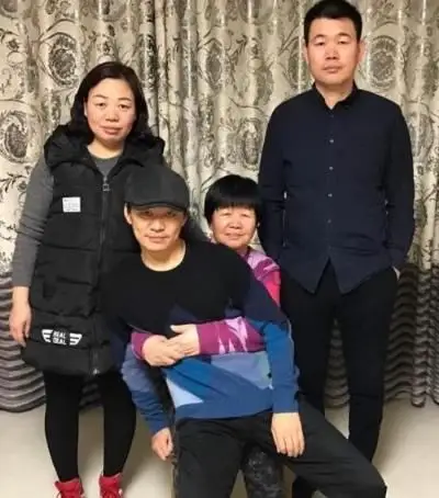 王俊凯全家福最温馨,王宝强坐妈妈腿上,当看到孙俪一家,我笑了