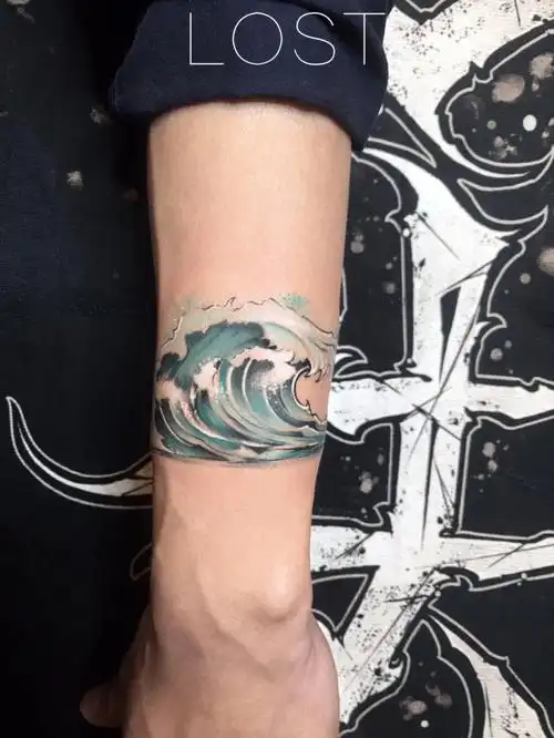 男士手腕上的海浪纹身手环