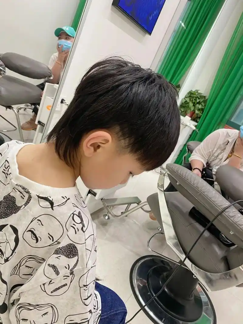 给大家分享一款儿童狼尾发型 儿童狼尾发型酷感十足