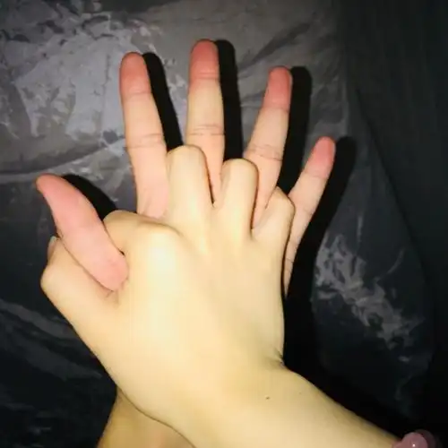 十指紧扣,学习网红拍的呀,咋感觉这两只手尺寸好配呀