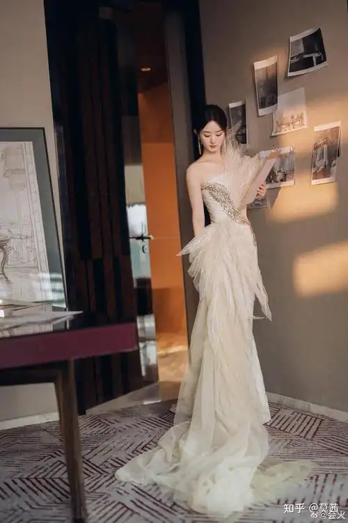 赵丽颖这条裙子给林更新忙死了,好搞笑啊!