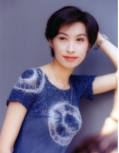 香江美人郭蔼明旧照,短发的她,更加美丽动人