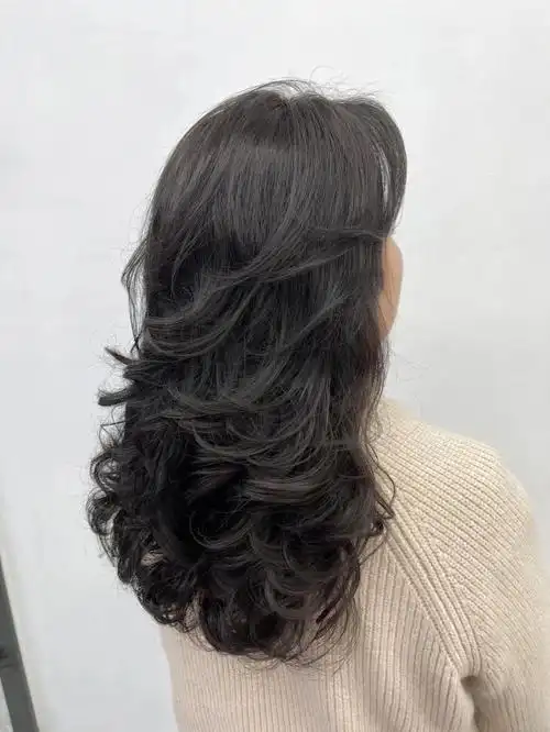 知性优雅造型烫摆脱麻花卷长度: 中长 卷度:大卷 层次:渐变高层次整体