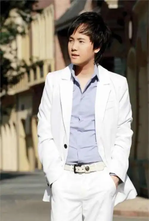 郑源在这段时期日程紧凑,他不仅在创作上倾注心血,还成功举办了数十场