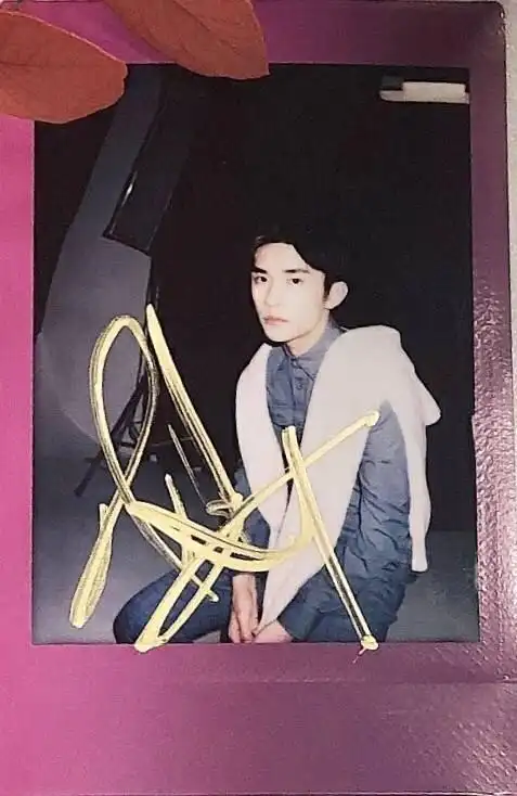 易烊千玺拍立得男孩