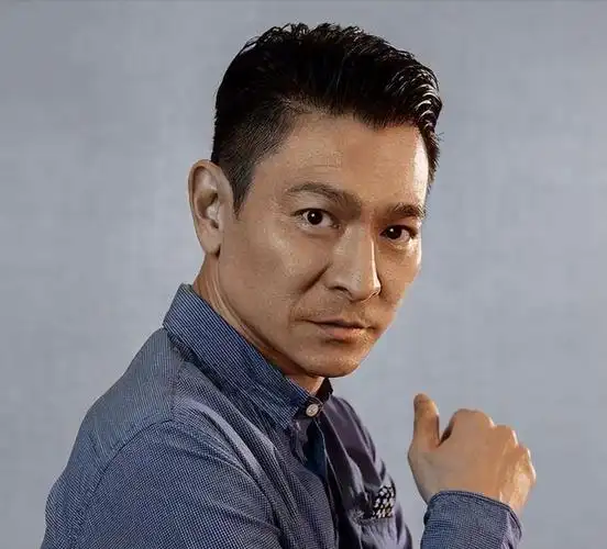 60多岁的刘德华身体状况堪忧脖子上皱纹尽显走路一瘸一拐