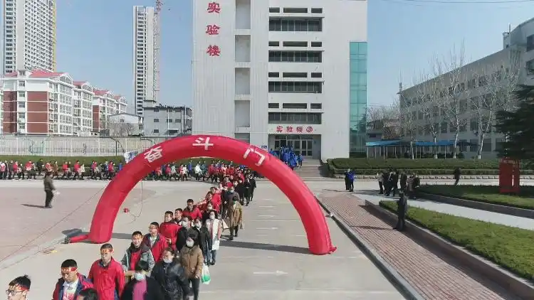 新泰市新泰一中百天誓师大会擂响高考战鼓