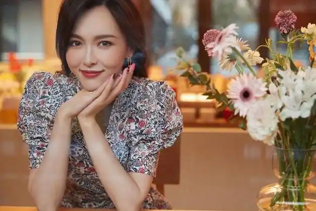 第二个原因就是唐嫣现在确实很美,完全看不出来是结过婚生过小孩子的