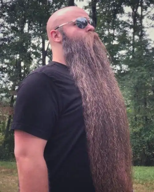 只花了五年时间留下「2.5英尺长胡须」吸引全世界的关注.拿下排名第2