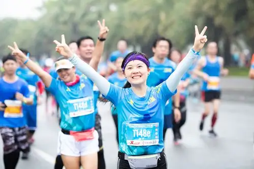用镜头捕捉深圳国际马拉松