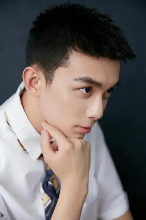 吴磊清爽白色系短发写真,青春美少年的可爱模样!