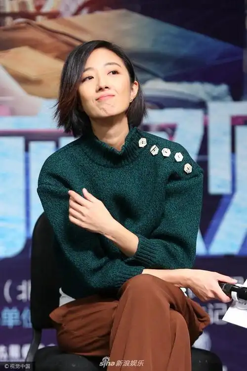 组图:桂纶镁草绿色毛衣显"魁梧"之余显帅气