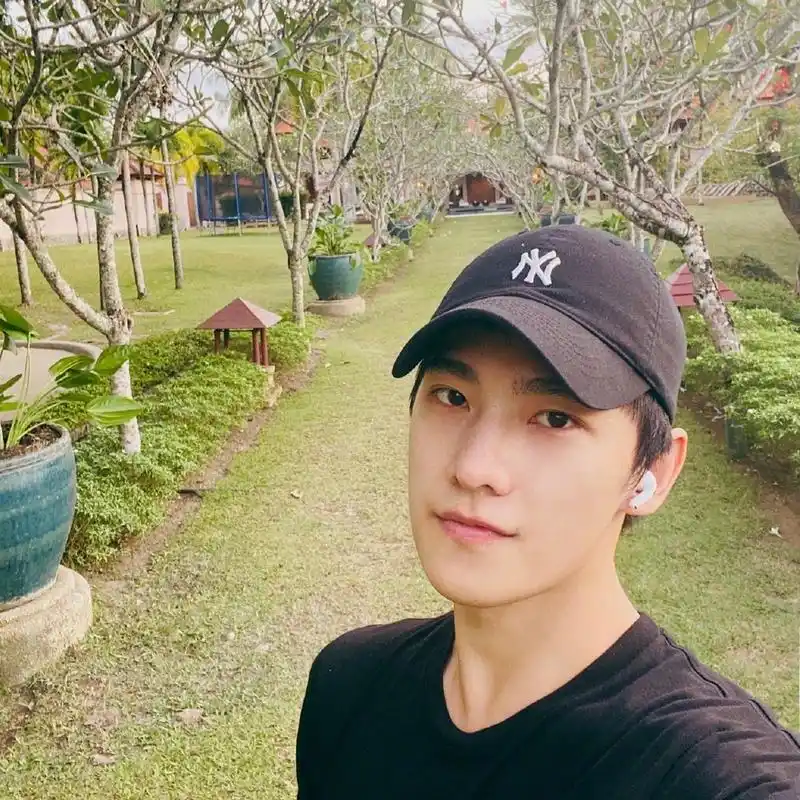 杨洋自拍# 22日,杨洋在社交平台分享一组生活照,照片中,杨洋头戴棒球
