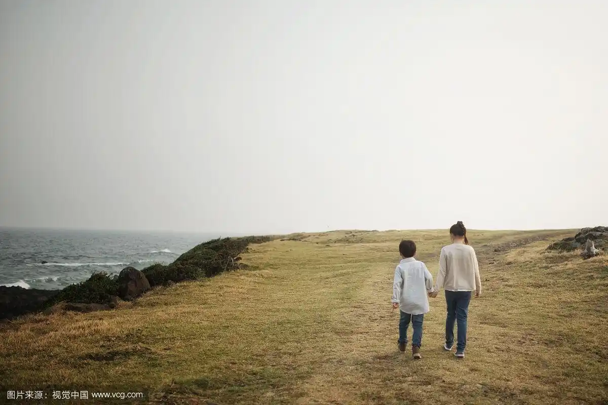 兄弟姐妹手拉手在济州岛散步的照片