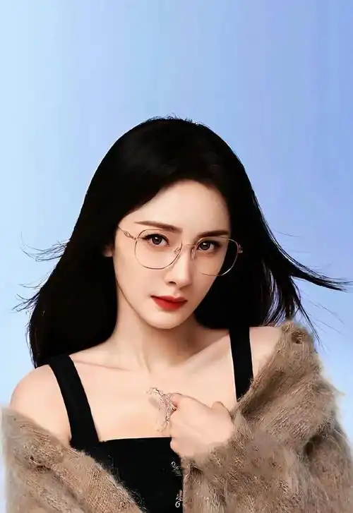 杨幂w盛典惊艳全场,时尚气场并存