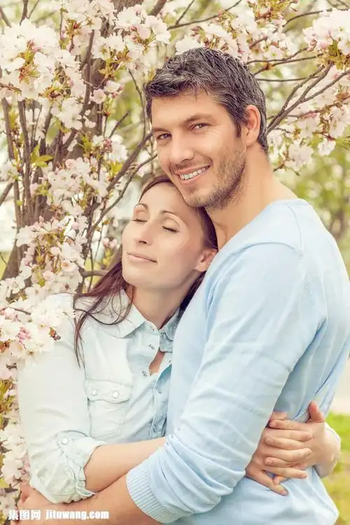 分辨率:  300 dpi 集图网 图片素材 人物图库 生活人物 > 春天拥抱的