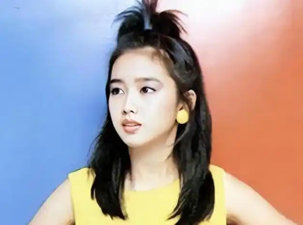 少女时期的朱丽倩,美到令人挪不开视线,难怪被天王刘德华宠30年