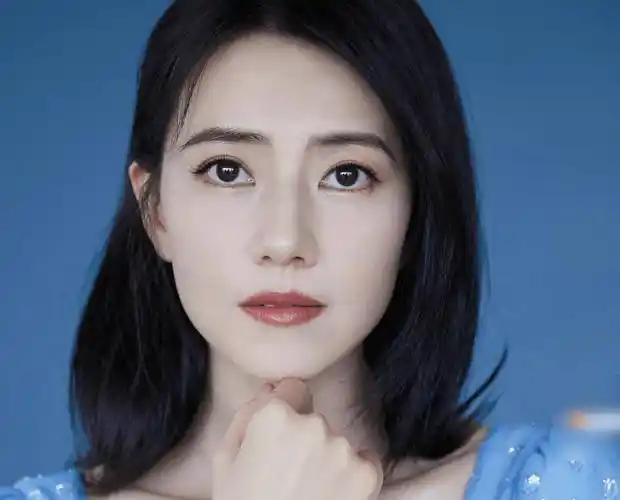 虞书欣和高圆圆撞衫,差十几岁的状态很明显,看到生图我沉默了