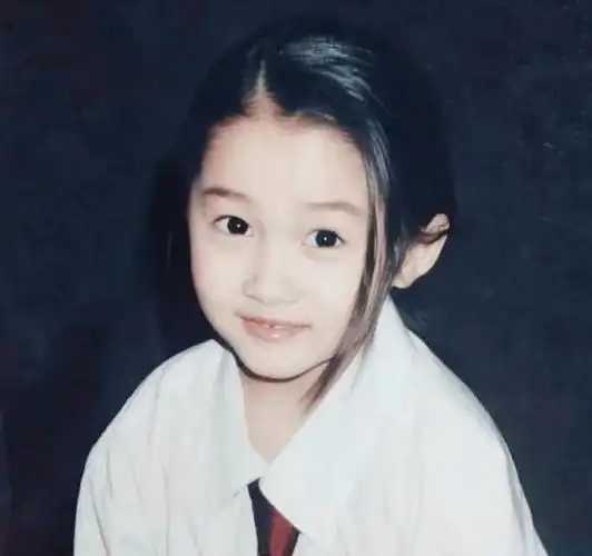 女星儿时照片对比,刘亦菲模样未变,她偷偷加表情包,被无情拆穿-小虾米