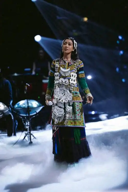 吉克隽逸彝族妆造