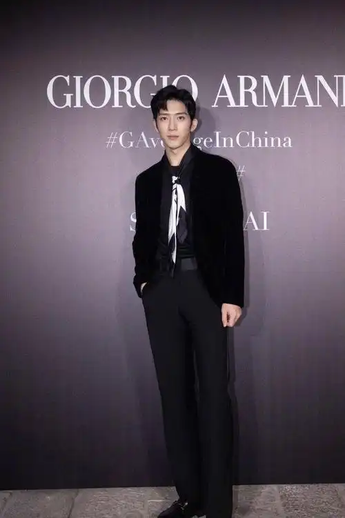 井柏然出席某品牌活动造型,黑色高领打底配黑色西装,暖男标配_气质