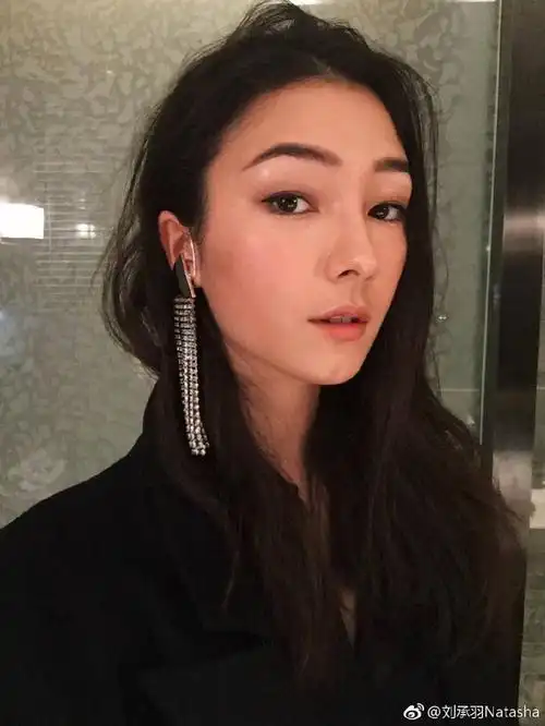 中意混血,气场不输刘雯,从小习武,被称为新一代"功夫女星"