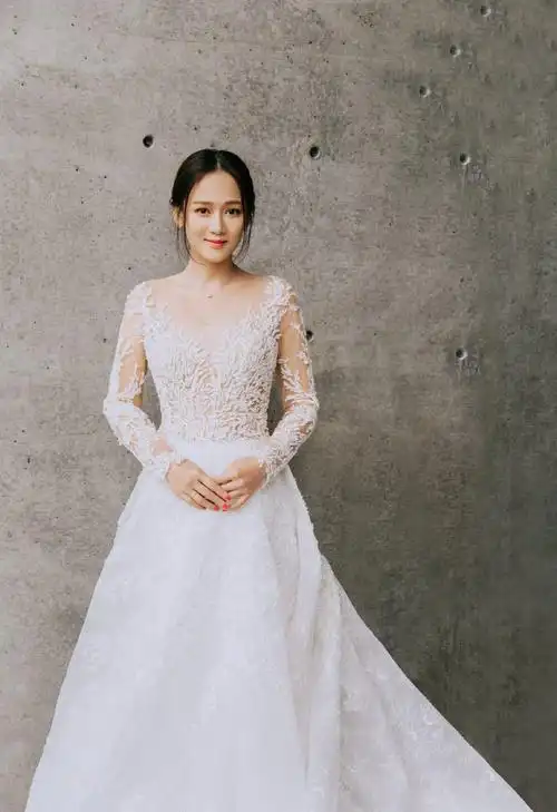 陈乔恩"婚纱照"曝光,薄纱刺绣诱惑难挡,网友:幸好有块布挡着