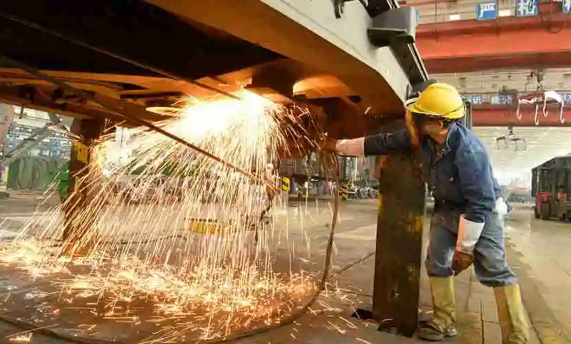 2021年4月22日,四川成都,工人师傅们正在加紧维修货车,确保货物运输