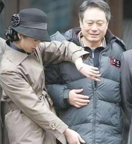 《色戒》15年后再看汤唯,才发现她嫁给韩国导演,是最好的选择